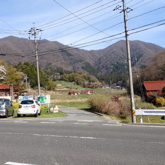 飯谷登山口から　手前の道路沿いに数台停められます