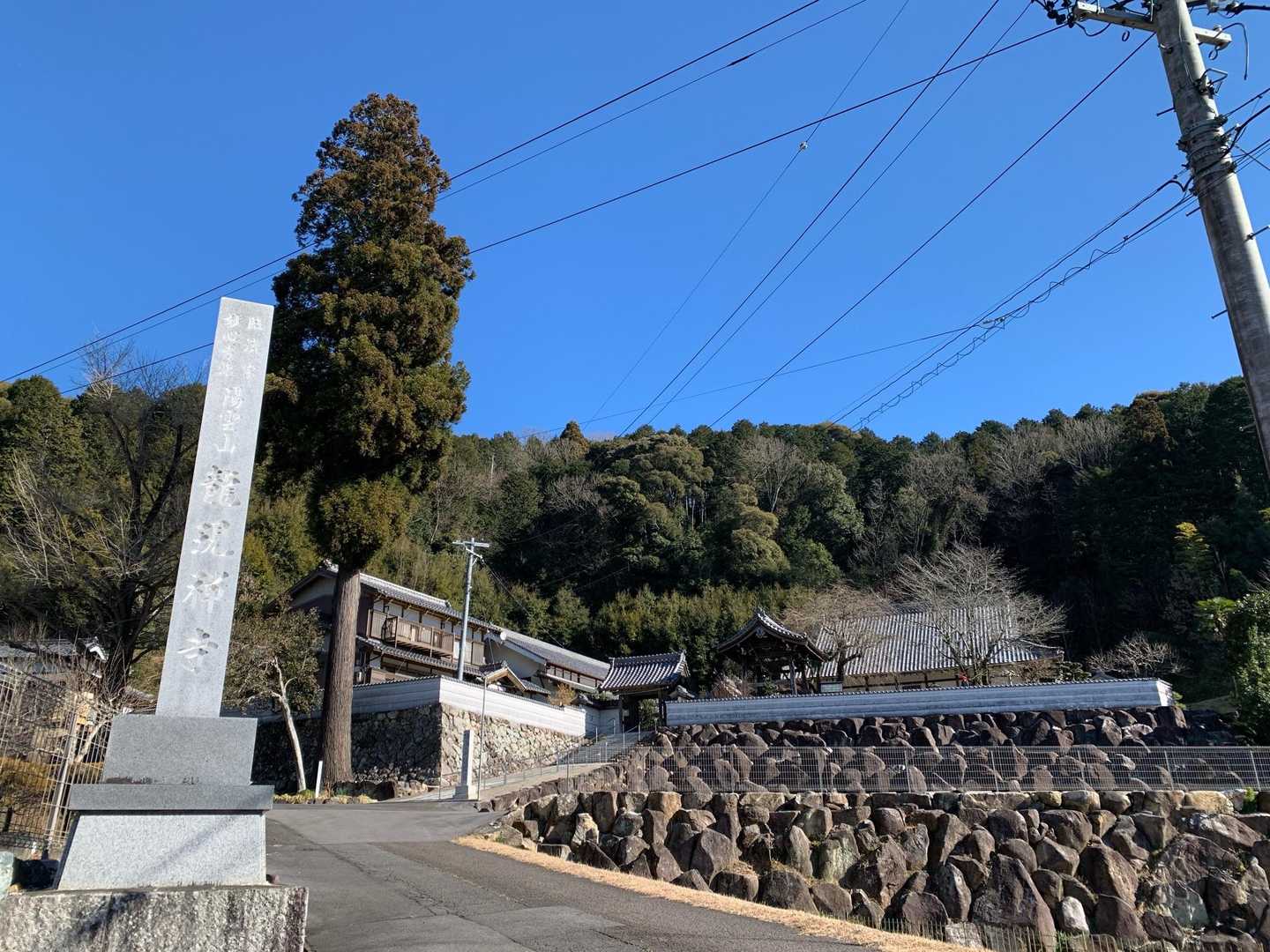 龍現禅寺さんに帰って来ました。
境内を少し見せてもらおうと門をくぐったら、センサーが検知してピンポンピンポンでビックリ‼️
