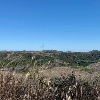 いわき方面を見ると近くに風力発電機