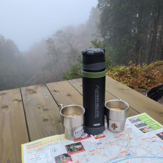 ティータイム☕️先週に購入したアルミカップと共に。そして、ガスの中なのに、全く水気のついてないテーブル＆イス。