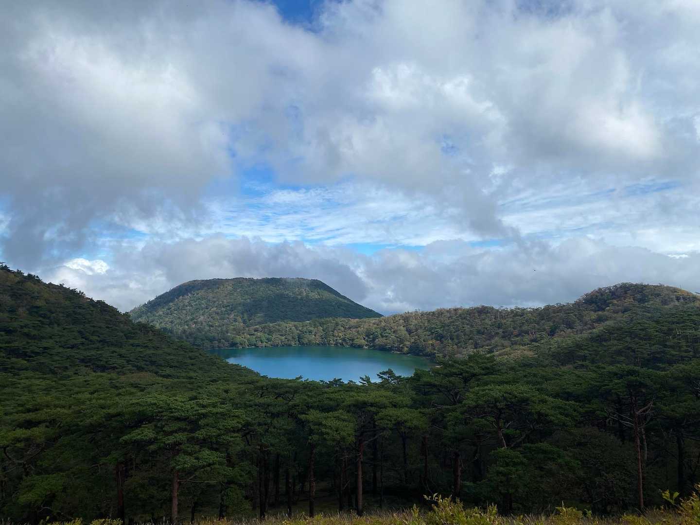 神秘的な水面をめぐる白鳥山往復コースの写真