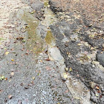 駐車場がえぐれてます