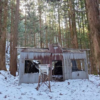 旧造林小屋

壊れた風呂桶が残されている
水が潤沢にあったのだろう