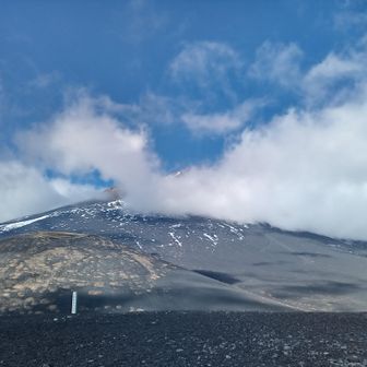 9月にはあった古い崩れかけた石碑や白い鳥居はなくなっていました😳