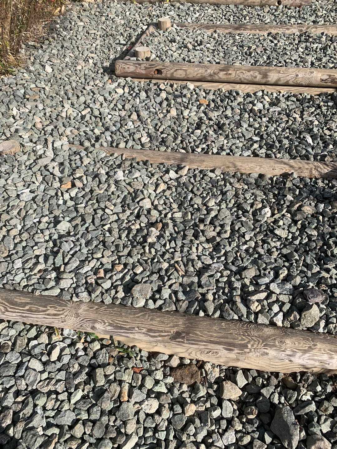 このように砂利を入れて整地してくれてました。もっと沢山砂利を入れるのかな？
歩きやすくなりそうで楽しみです🥾