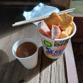 権現山山頂はちょっと風があったので、結局大勢籠神社でお昼休憩