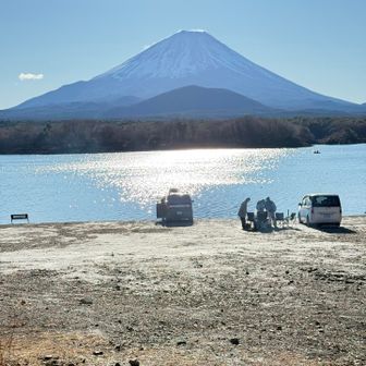 山梨側からは雲ひとつない富士山