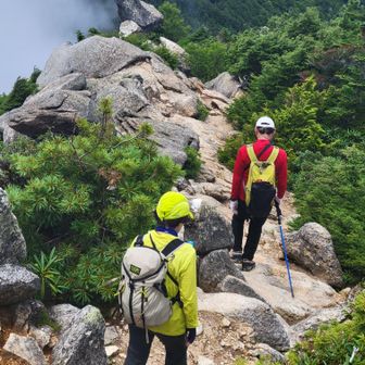 砂払の頭からの岩の稜線は歩きごたえあります。