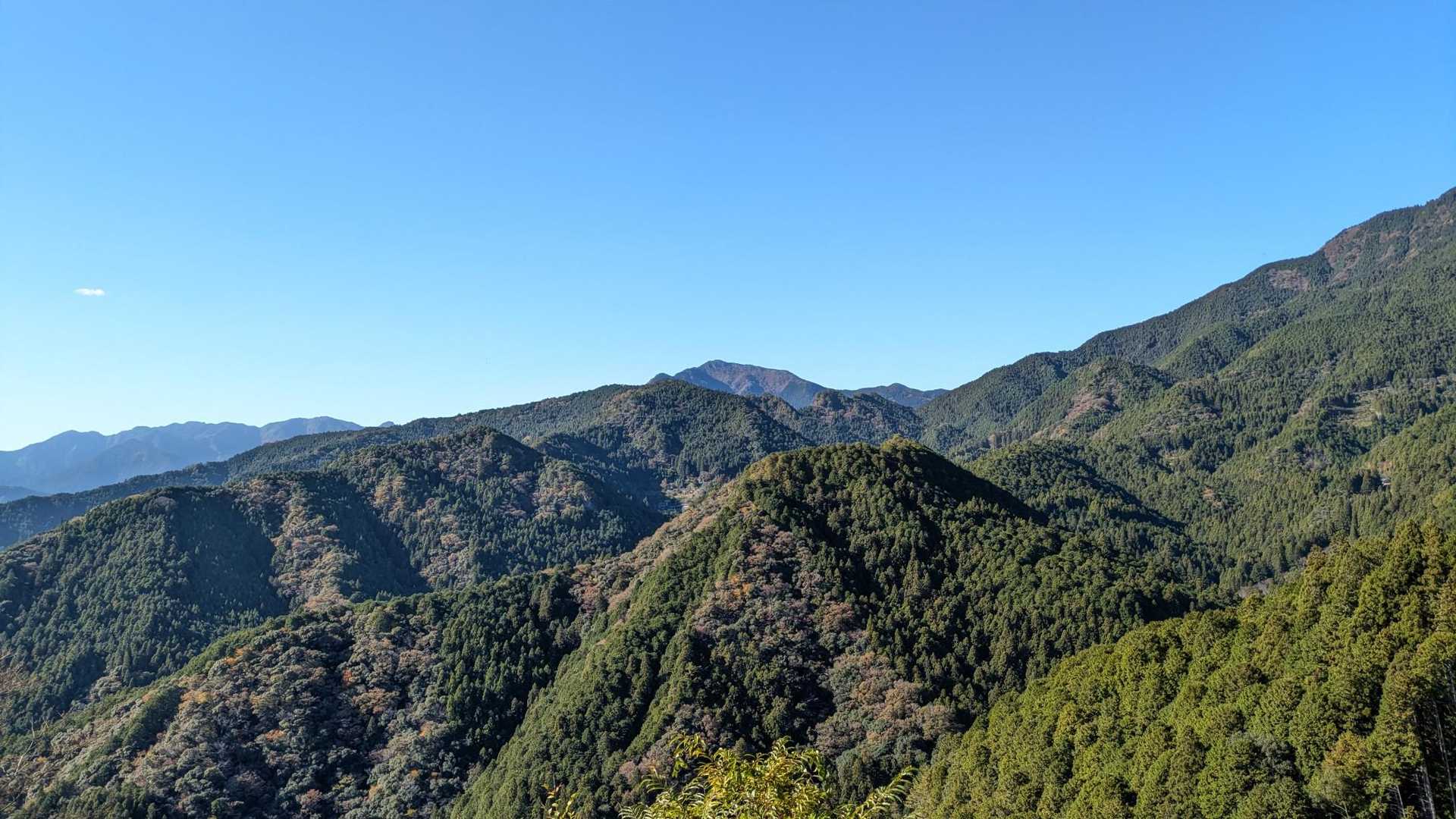 多分あの奥が登った鎌滝山のような気がしますが、右にそれっぽいのもあってこっちからだとわかりにくい😂