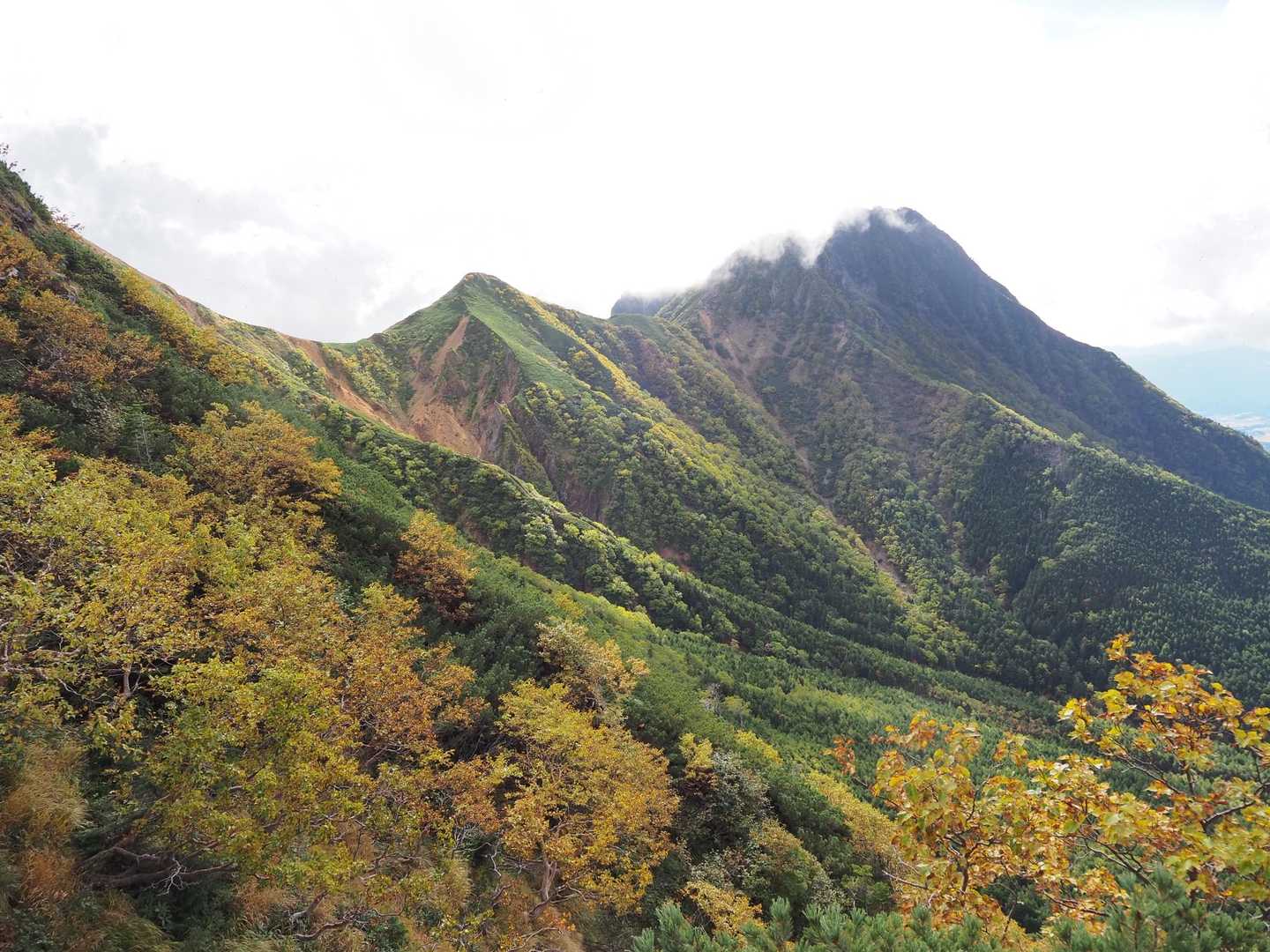 山は秋色に。