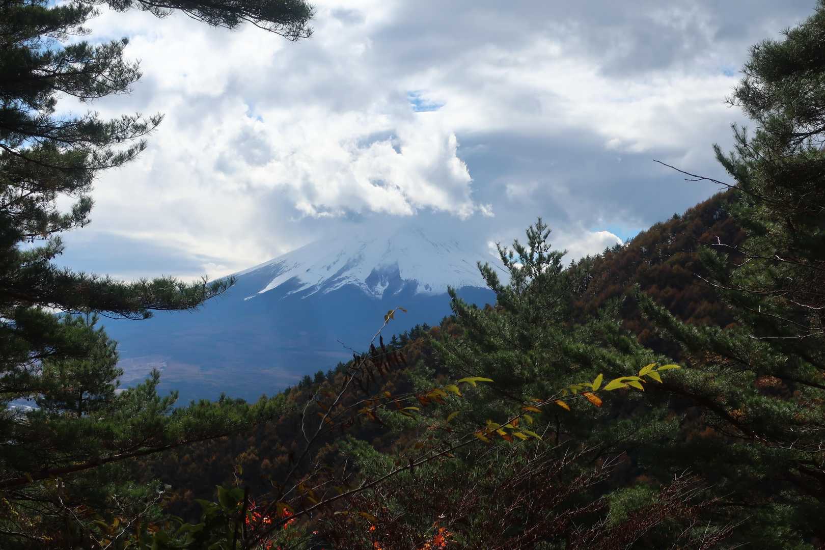少し高度を上げると...おお。
雲多めながら、さすがの貫禄。