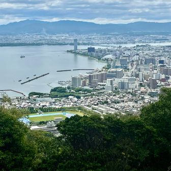 先日登った金勝アルプスの鶏冠山・竜王山が見えています。