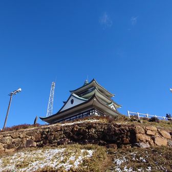 模擬天守が見えてきました。
昨夜の雪もほとんど解けて行楽日和。