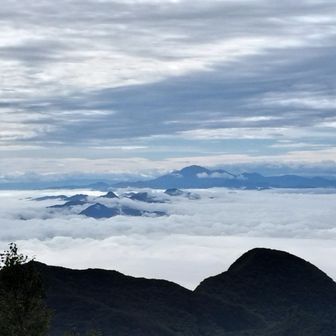 右手前の黒い頭は鈴ヶ岳
雲海の中の島々は榛名山（多分）
その奥は浅間山（多分）🤔🫠