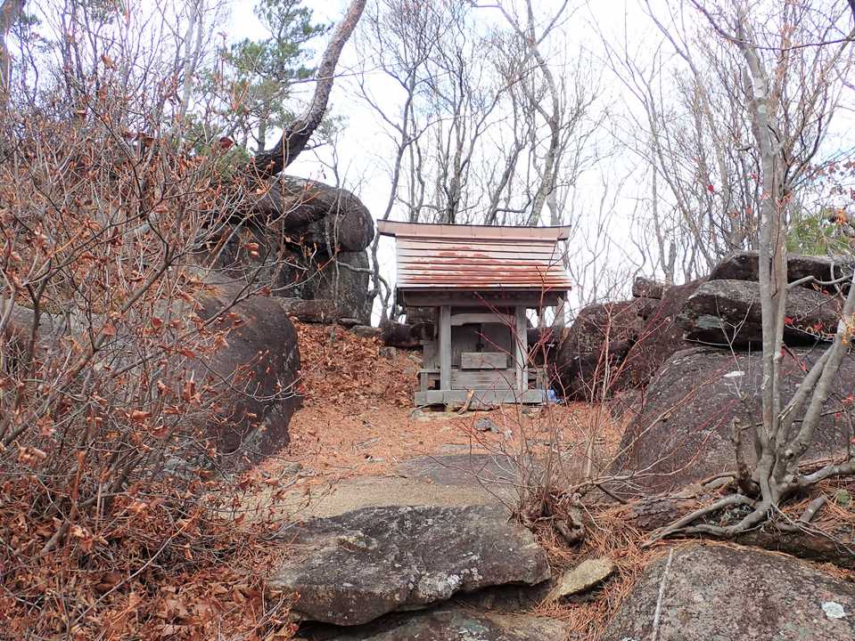 山頂の祠