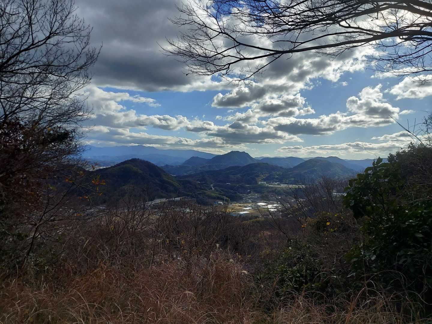 ベンチに到着
雲多め