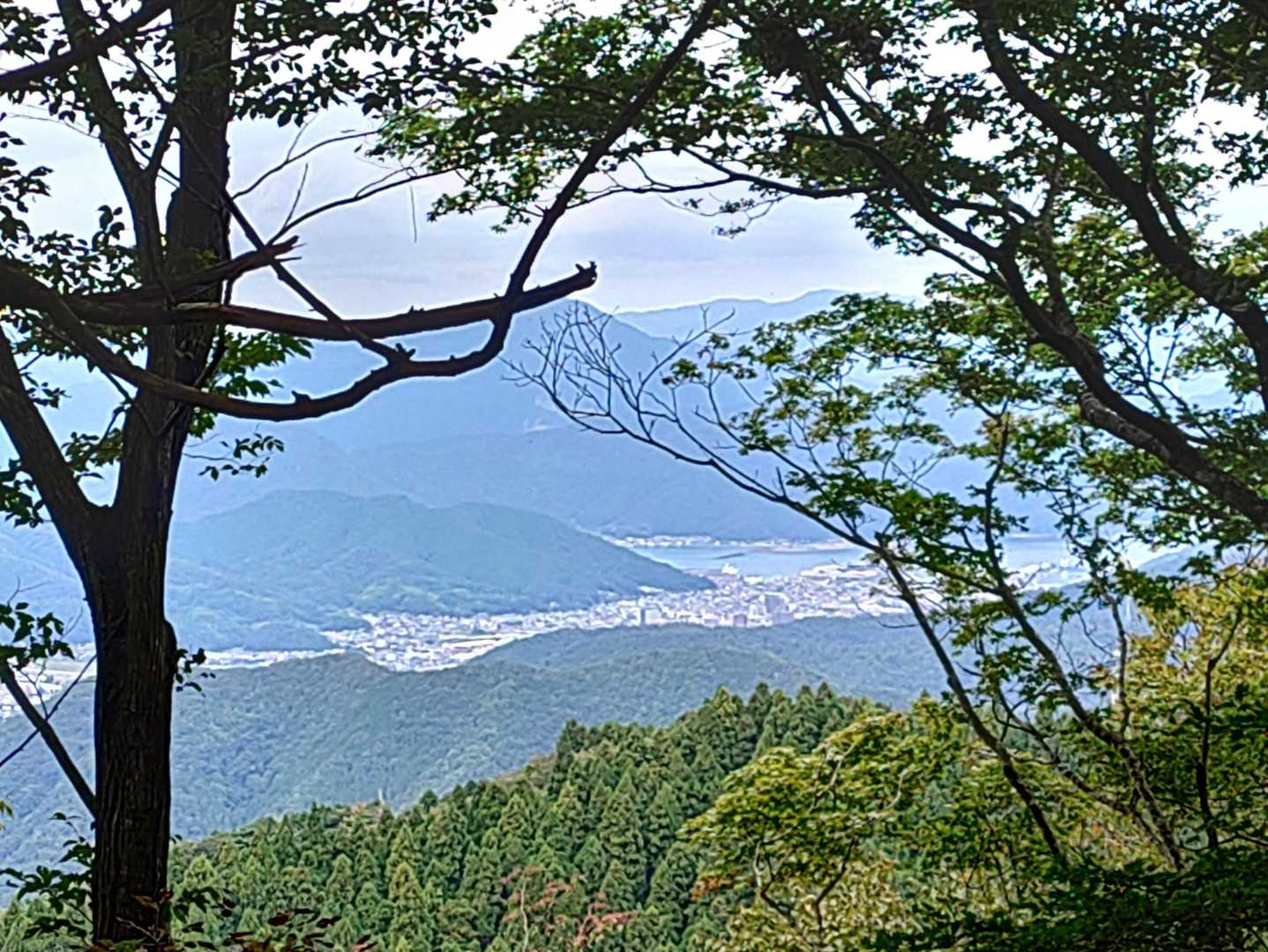 弥仙山頂上付近⑦
わずかに天橋立が見えました