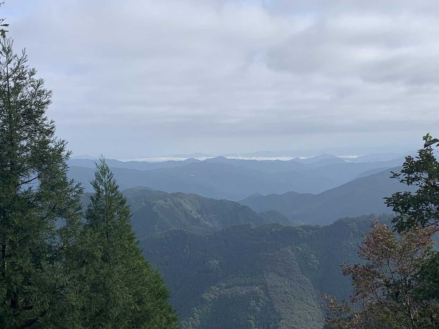 画像ではわかりにくいですが、山の向こうが霧に沈んでますね。和田山盆地かな？
もう少し涼しくなると、丹波・但馬はいよいよ雲海見放題のシーズンです！