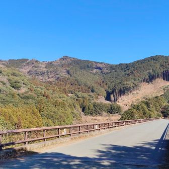 山の中に、突然、立派な鉄橋が現れます。
耳納大橋です。　ここが出発点。
道路脇のスペースに駐車🅿️。