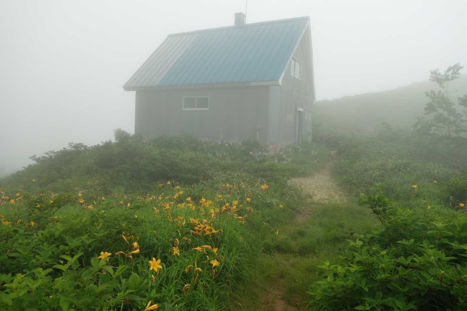 避難小屋がひっそりと建っていました。トイレは使用できません。