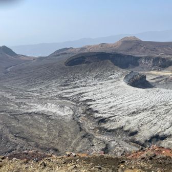 火口脇もすごい。ここは日本か？地球か？って思うほど。