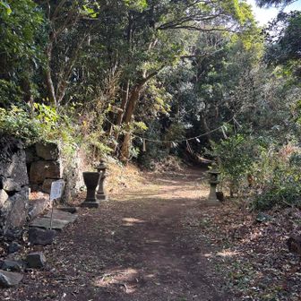 おっ、結界か❗️もともとこの山は女人禁制、素足で登る山だったそうだ🈲