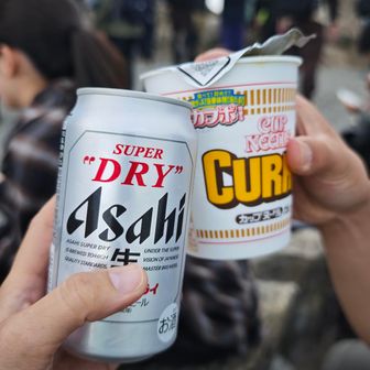 ここで乾杯！

当初行けたら石鎚山を下山後、伊吹山まで歩こうと計画していたけど、二ノ森に着くまでに「やっぱり石鎚山で終わろう！」となり、しばらく休憩することに。

無理はしたくないしね！
だって、ねぇ🤤
最高よ！！！