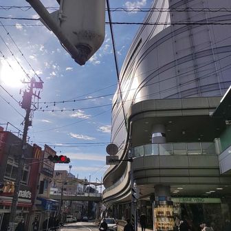 ここも私が中学、高校の頃から再開発の話が出ていて、昔の書店、今の派出所から、昔の協和銀行、今のパチンコ屋あたりまで、駅前デッキでバスロータリーが出来る予定だったんですよね。

ただ、バスロータリーは、モノレール下に出来てしまったし、ニチイ側も新しいなったので、もう作られないかも知れませんね。