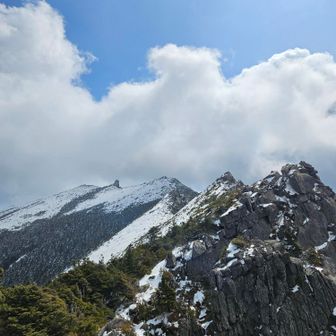 🟦青空　
🏔️山々🏔️

良い～　眺め　😊
癒しの 光景　ですね
