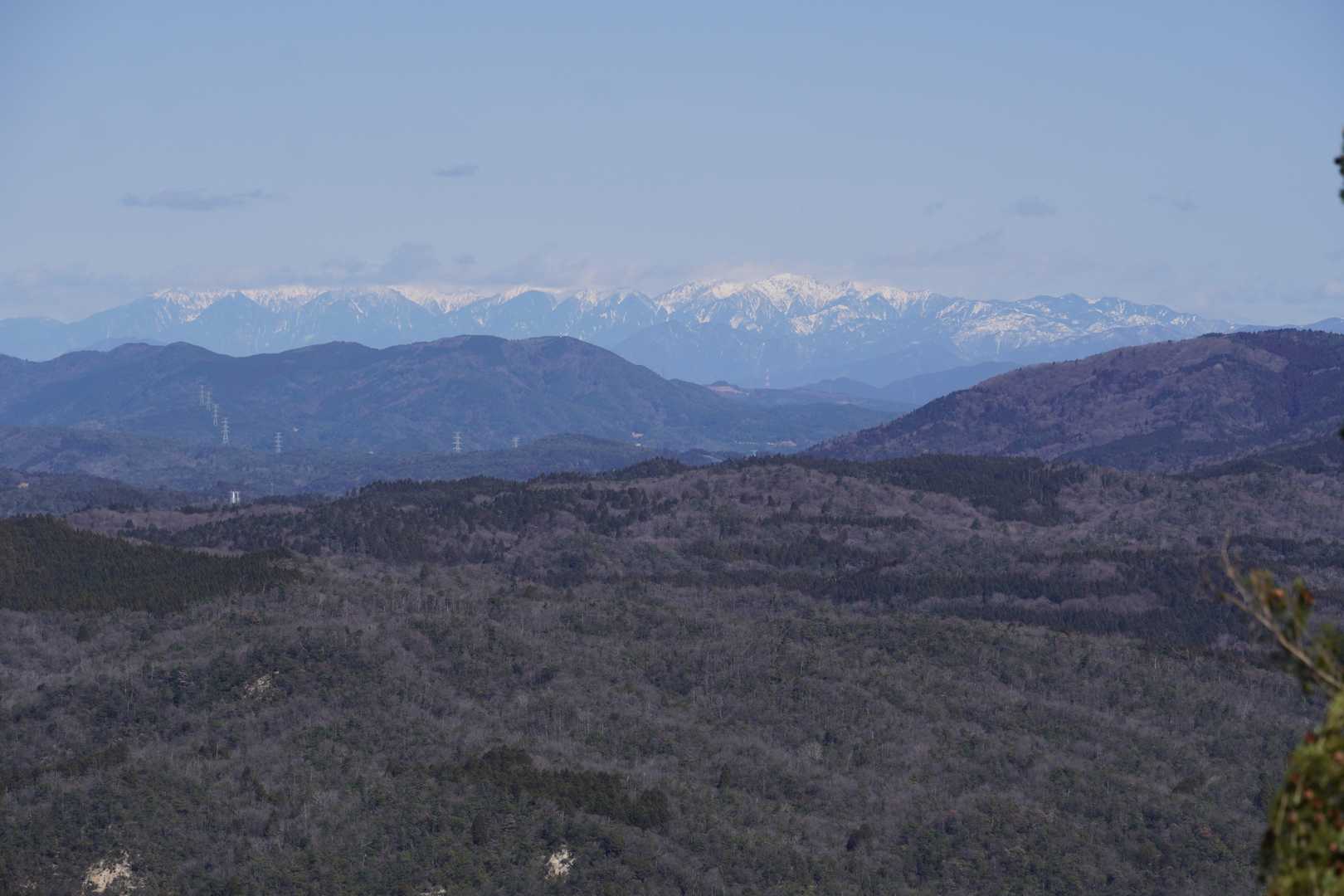 中央アルプス。手前に屏風山・南木曽岳