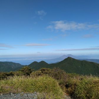 妻岳　二子岳　後方に桜島が見えます