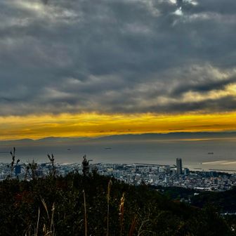 対岸大阪の金剛山、大和葛城山、二上山が見える！
大人気の山々、いつか行ってみたいなあ☺️