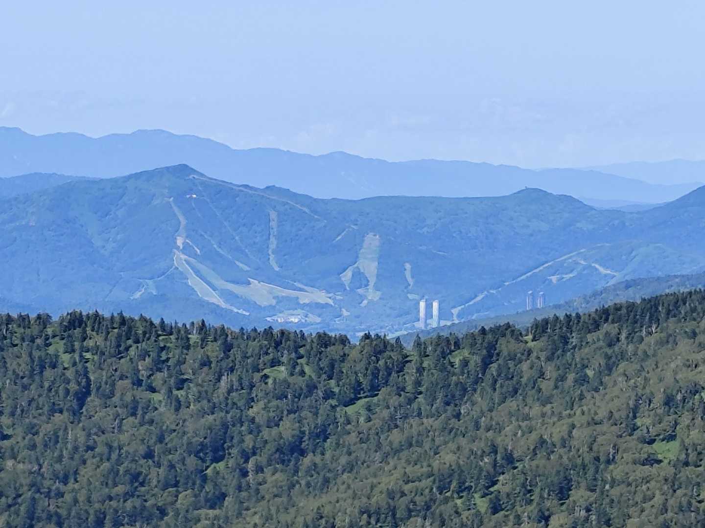 隙間からトマム見える