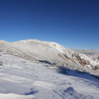 三本槍岳に向かう稜線