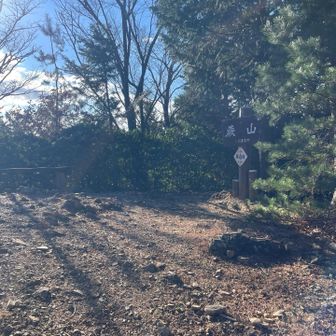 山名標識のある蕨山展望台。YAMAPではここが山頂になります。（蕨山は三つの山頂から成るようです）