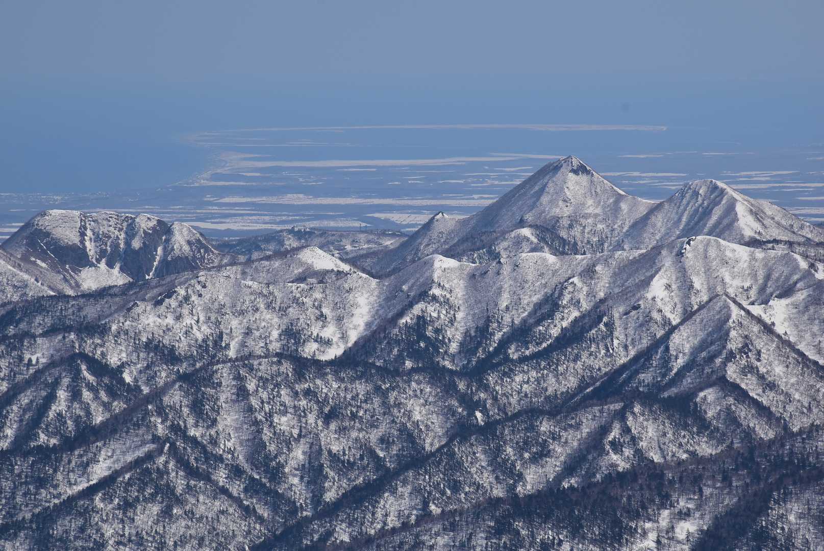 標津・武佐岳の山並みってこんなに険しかったんですね。未だ足を運ぶチャンスがないままなのです。後ろにはゆったり野付半島が浮かんで見えます。