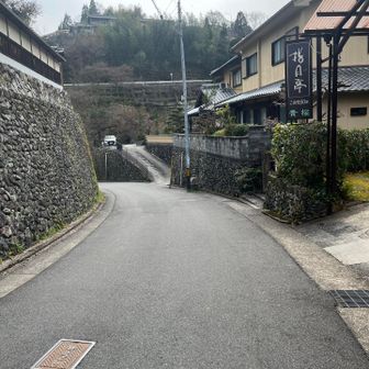 舗装された急坂を降りてきました。
高尾に到着