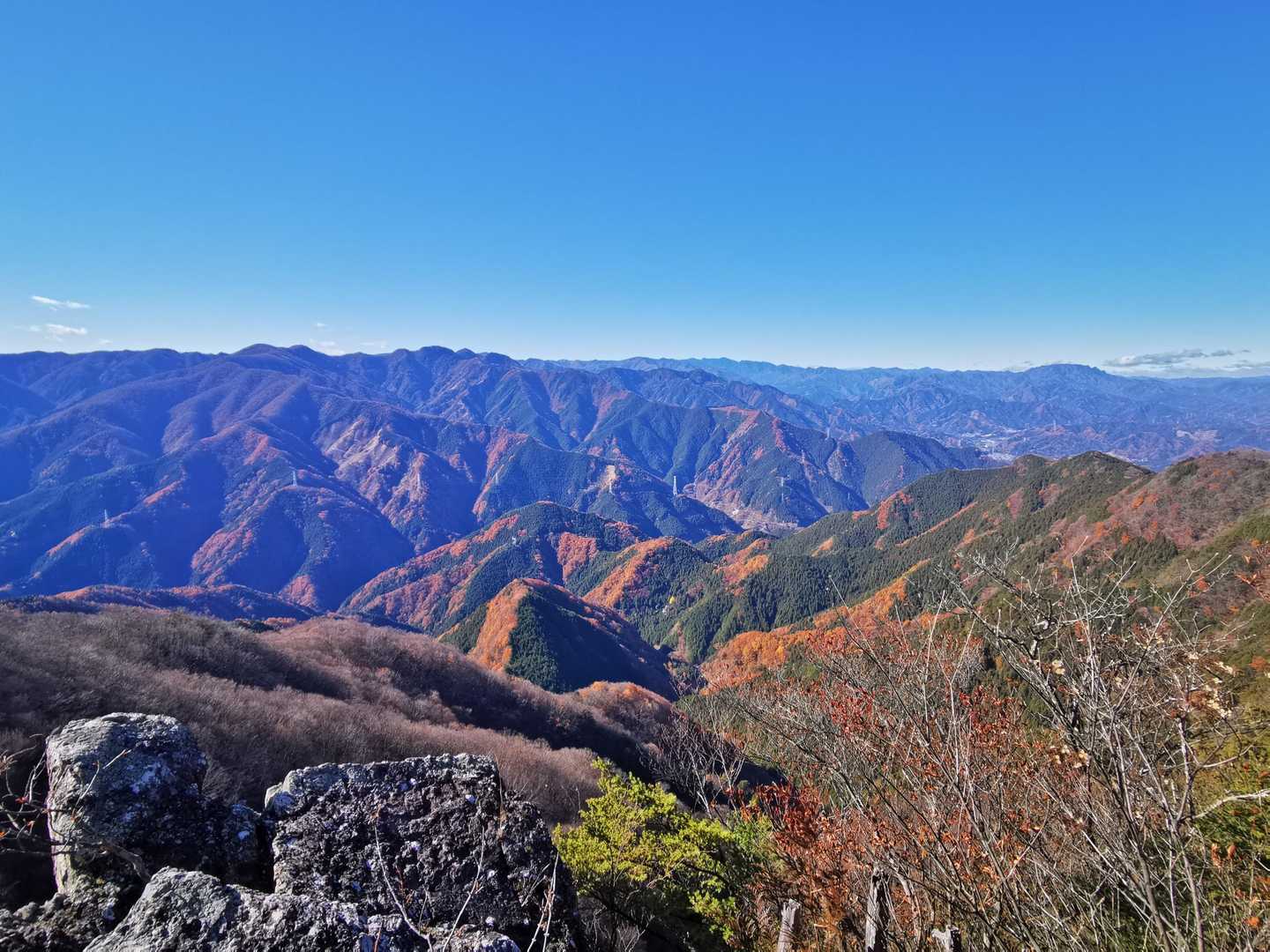 両神山まで続く奥秩父の山並みを一望です✨