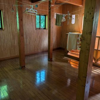 日暮沢避難小屋内