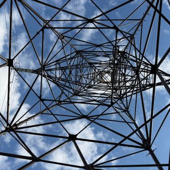 鉄塔の下をくぐります。