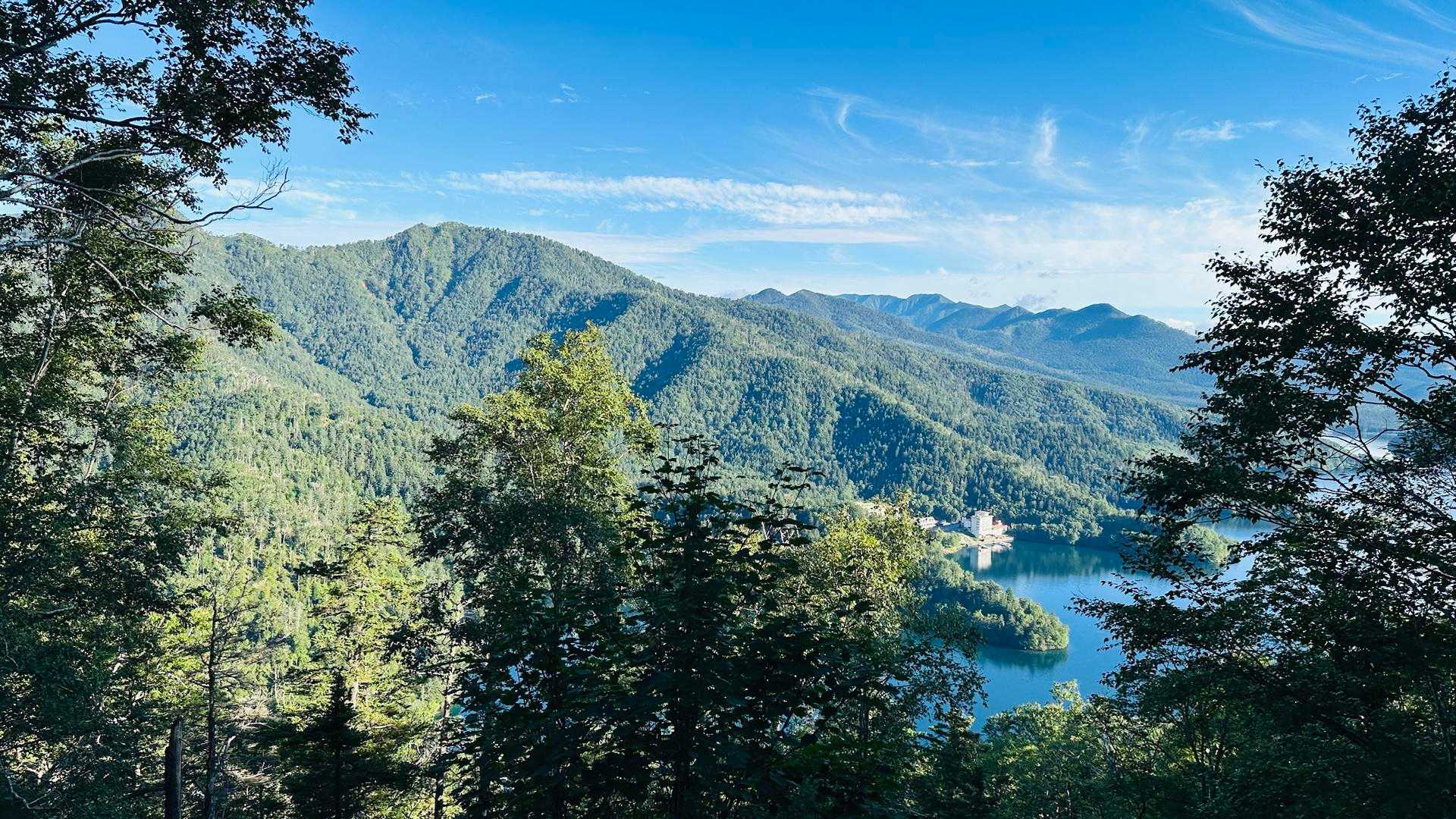 南ペトウトル山と石狩岳などの山並み