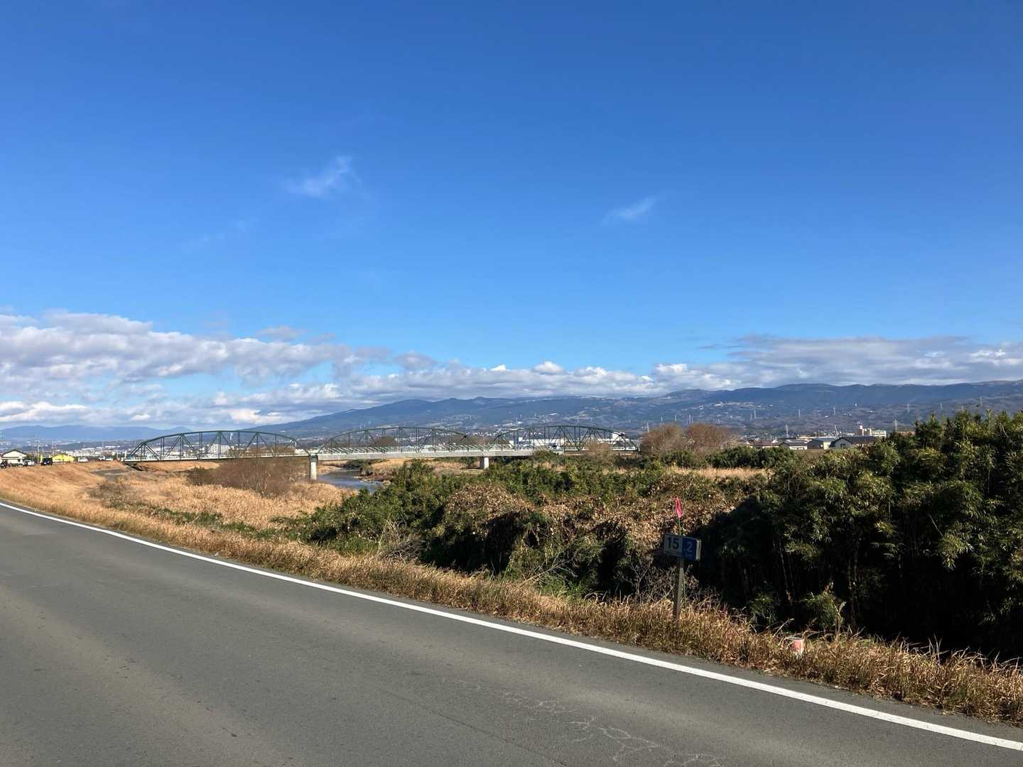 狩野川。
時間があれば、放水路を観に行ってたな〜。
狩野川放水路は、日本では珍しいトンネルをぶち抜いて海へショートカットするという分派水路なのです💡