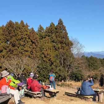 山頂は賑わってます