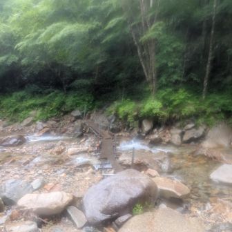 増水したら帰れなくなりそうな橋
