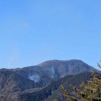 2〜3カ所から煙が出ています。