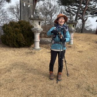お腹も心も満たされ下山です🏔️
いくつかルートがありますが決まらないので
和隊長がポールを投げ、倒れた方向で決めました