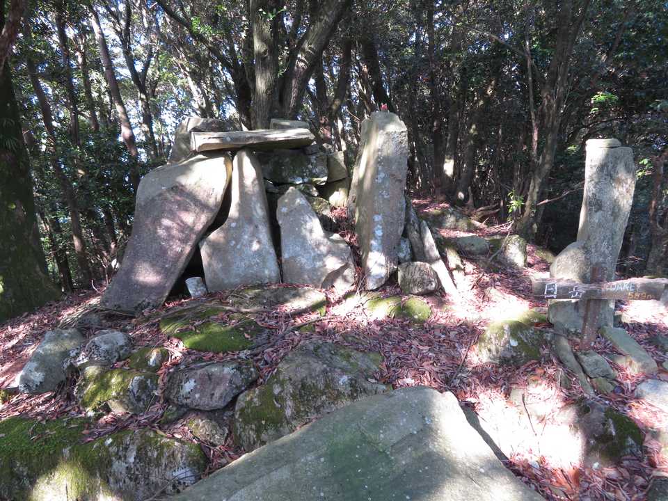 自然石で作られた祠
