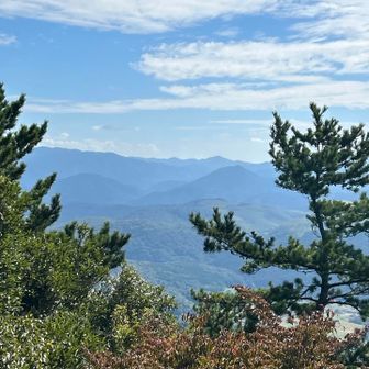 左の山は男岳です。
中央のとんがってる山は東鳳翩山です。