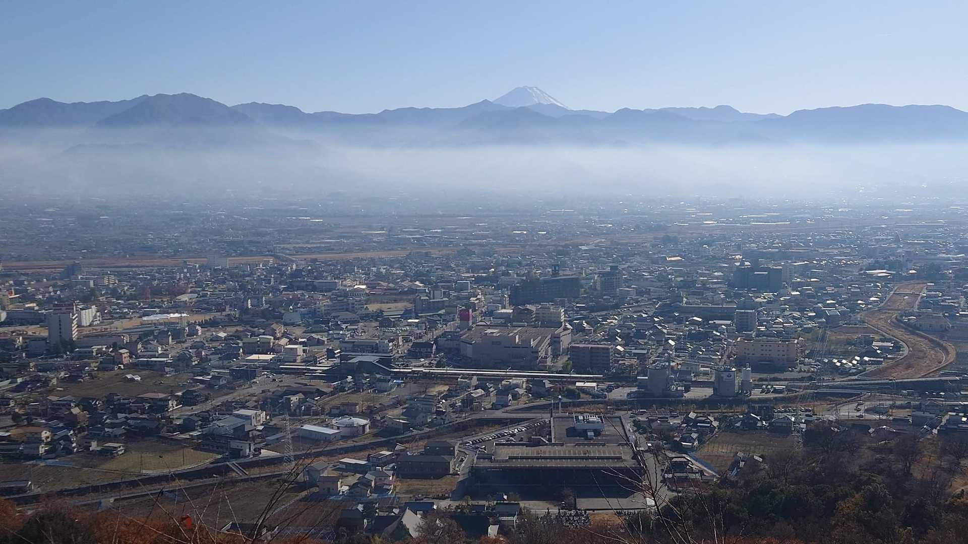 第一展望から。
富士山が見えます。
ちょうど、雲と同じ高さ。