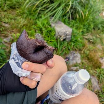 久しぶりの山頂ベーグルはナナベーグル！
クーベルチュールチョコレートが入ってました。